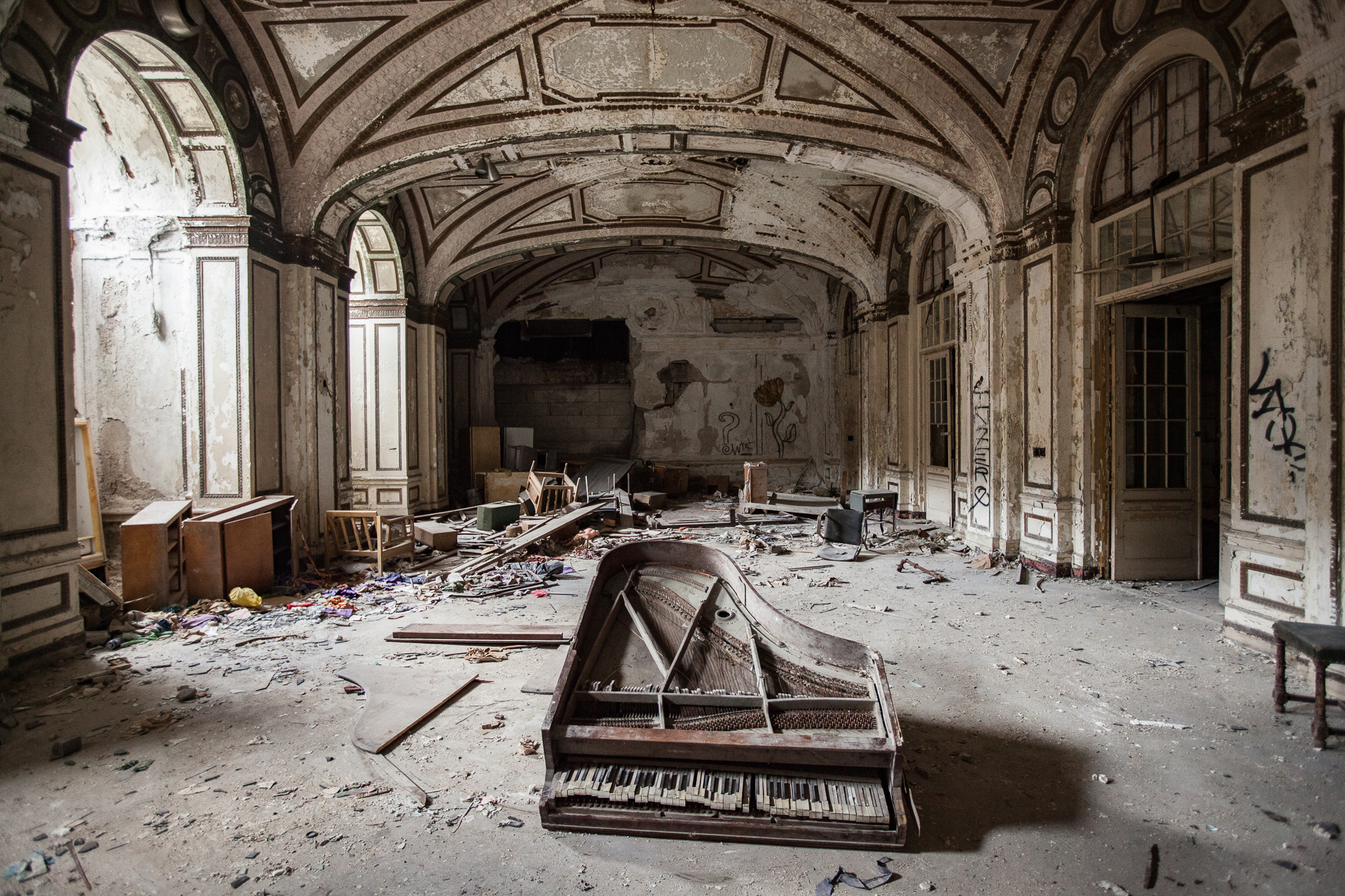 A piano sits in the decaying grand ballroom of the Lee Plaza Hotel in Detroit, Oct. 31, 2009. Closed since 1997, the building was an example of 1920s Art Deco-style architecture. (© 2009 Eric Dietrich Photography)